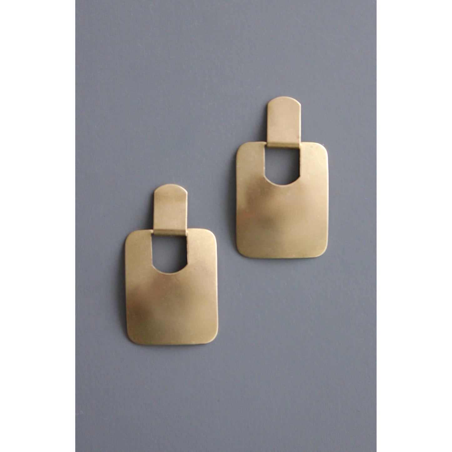 BKNE69 Geometric brass post earrings