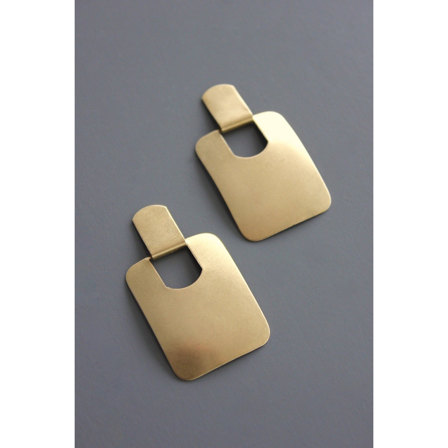 BKNE69 Geometric brass post earrings