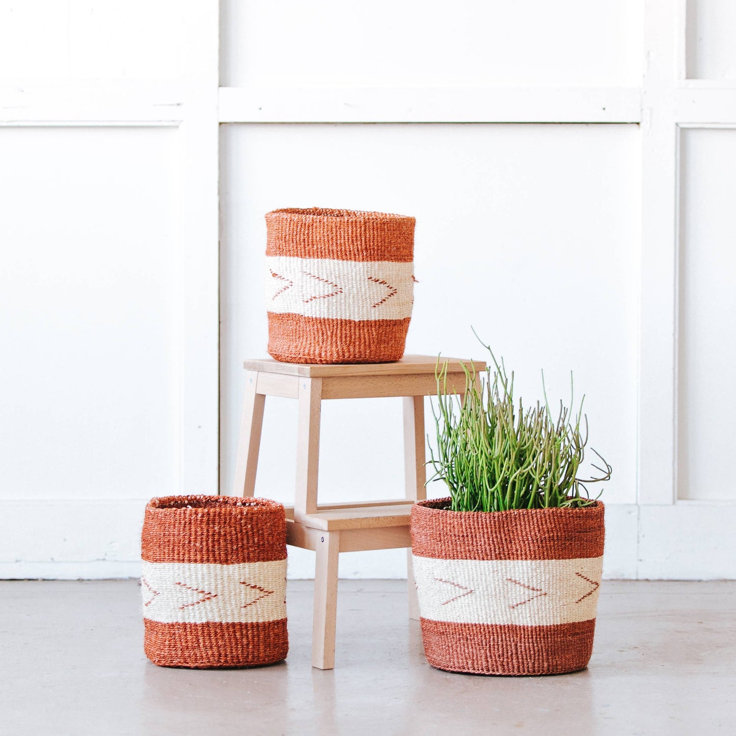 Medium Storage Plant Basket: Rusty Arrow