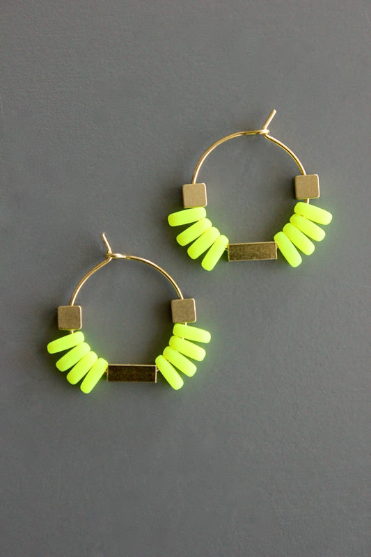 WLLE01 Neon yellow glass hoop earrings