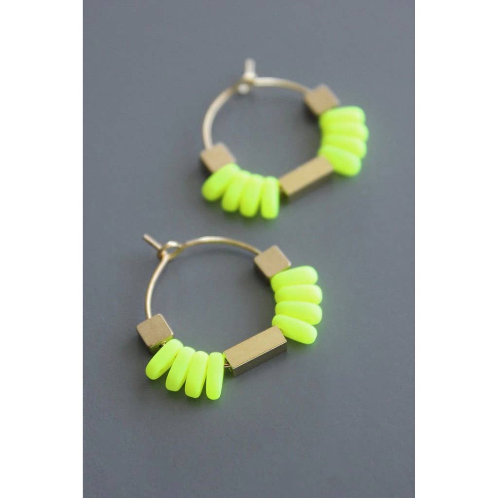 WLLE01 Neon yellow glass hoop earrings
